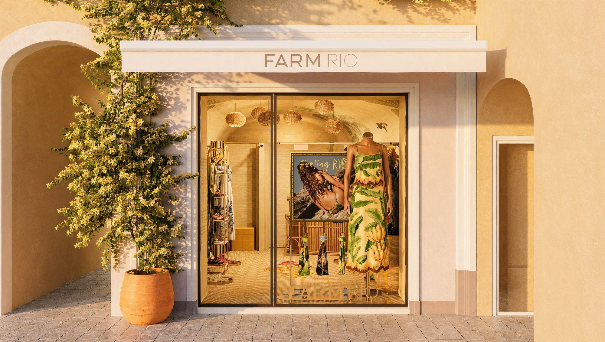 Fachada mediterrânea em tom ocre com vegetação e vitrine da Farm Rio