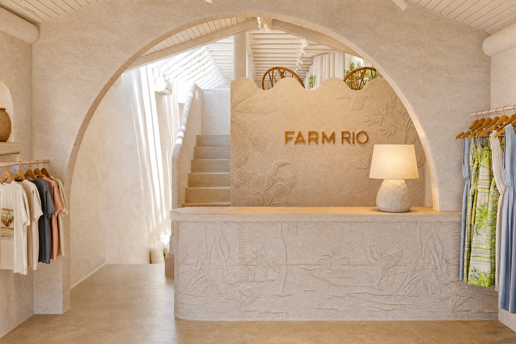 Interior da loja Farm Rio em Trancoso com arcos de reboco claro, balcão maciço e araras de roupas