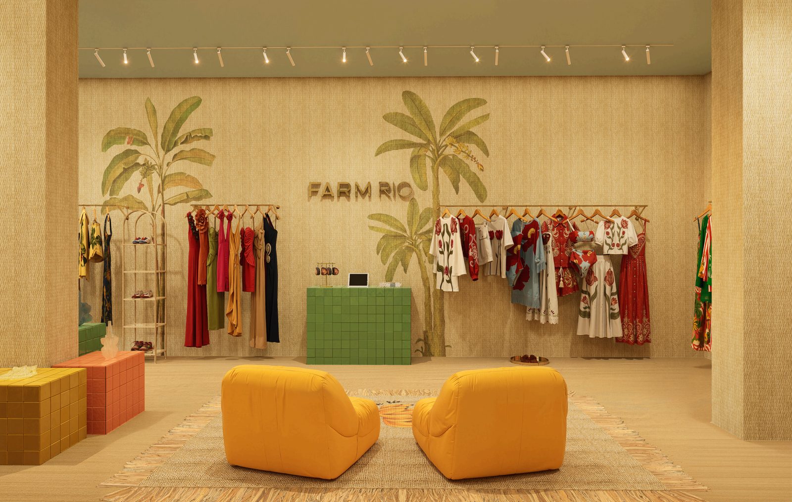 Interior da loja Farm Rio em Marbella com mural de bananeiras